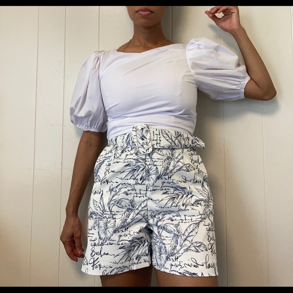 Belted High Waist Print Shorts - Picture 2 of 14